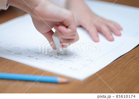 宿題をする小学低学年の女の子 宿題をする小学低学年の女の子 85610174