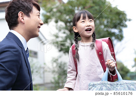 一緒に登下校する小学生の女の子とパパ 一緒に登下校する小学生の女の子とパパ 85610176