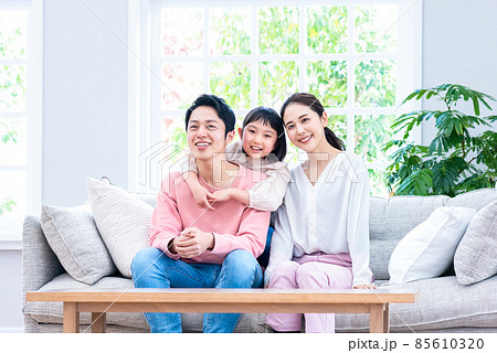 家族団欒 パパとママと小学氏の子供 家族団欒 パパとママと小学氏の子供 85610320
