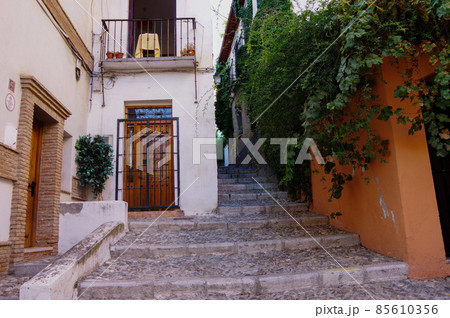 グラナダのアルバイシン地区の小道 85610356