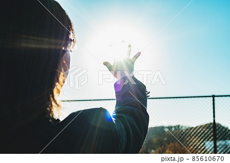 太陽に手をかざす女子高生 85610670