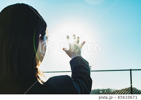 太陽に手をかざす女子高生 85610671
