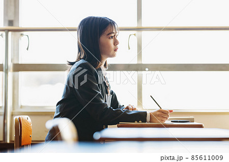 授業を受ける女子高生 85611009