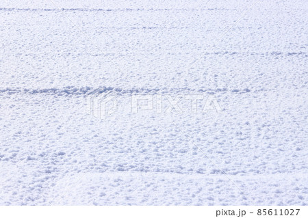 雪の積もった畑 85611027