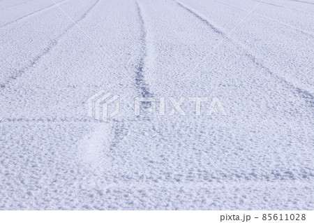 雪の積もった畑 85611028