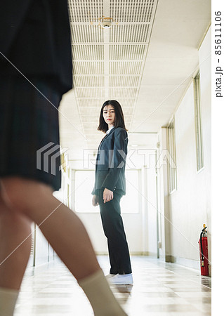 スラックスの制服を履く女子高生 85611106