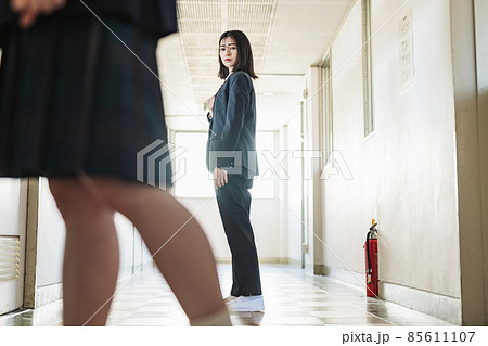 スラックスを履く女子高生 85611107