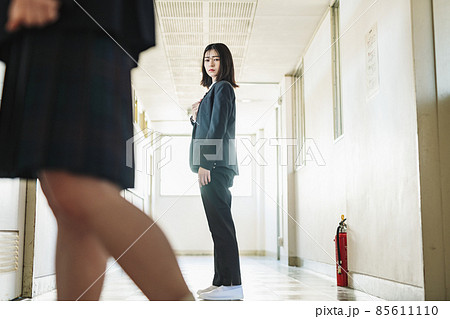 スラックスを履く女子高生 85611110