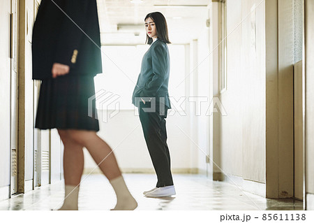ジェンダーレスの制服を着る女子高生 85611138