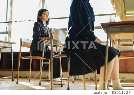 スラックスを履いて授業を受ける女子高生 スラックスを履いて授業を受ける女子高生 85611227