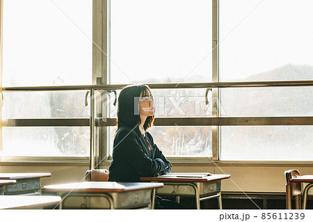 放課後に夕日に照らされる女子高生 85611239