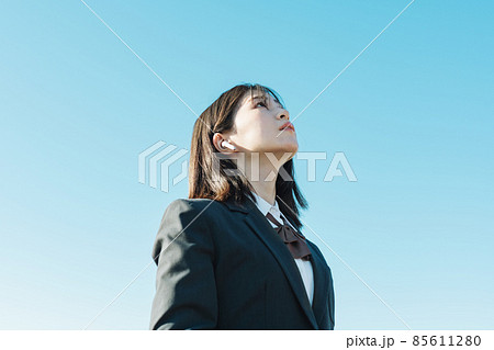 イヤホンで音楽を聴く女子高生 イヤホンで音楽を聴く女子高生 85611280