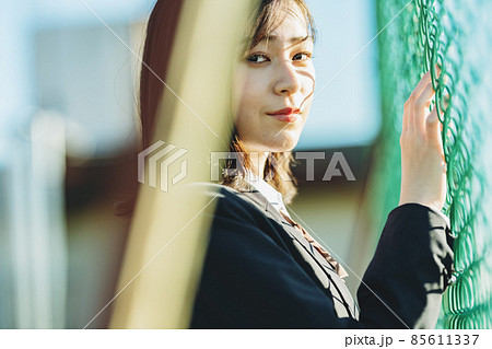 フェンス側で佇む女子高生 85611337