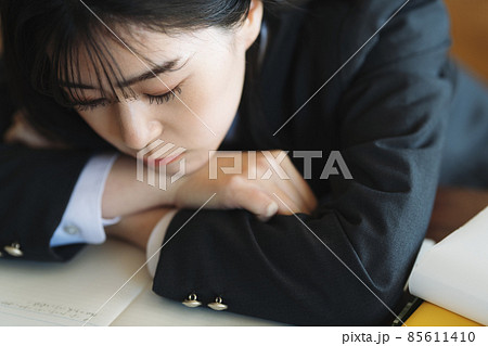 机に伏せる女子高生 机に伏せる女子高生 85611410