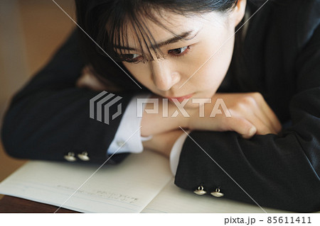 机に伏せる女子高生 机に伏せる女子高生 85611411
