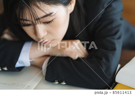 机に伏せる女子高生 85611413