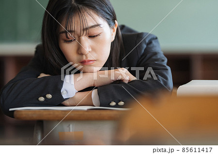 机 に うつ伏せ _ 睡眠不足に昼寝 15 分が効く仮眠室よりデスクでうつ伏せが正解の理由 – JRGRNP