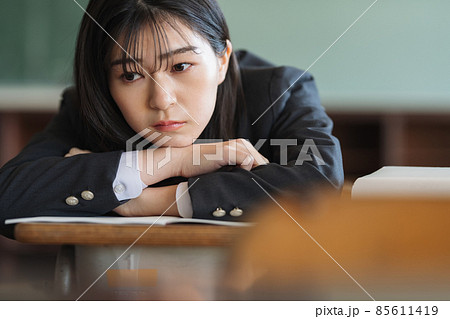 机でうつ伏せになる女子高生 85611419