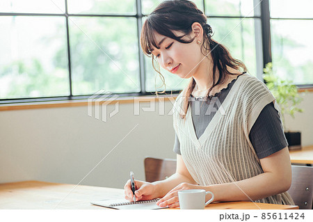 おしゃれ空間で勉強する女性(考える) おしゃれ空間で勉強する女性(考える) 85611424