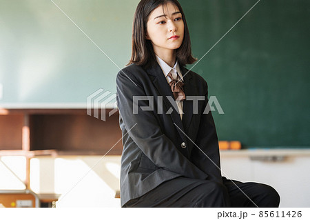 スラックスを履く女子高生のポートレート 85611426
