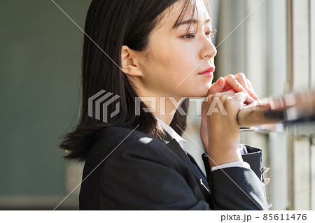教室で物思いにふける女子高生 教室で物思いにふける女子高生 85611476