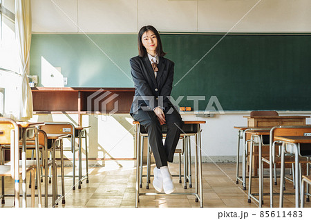 スラックスを履く女子高生のポートレート スラックスを履く女子高生のポートレート 85611483