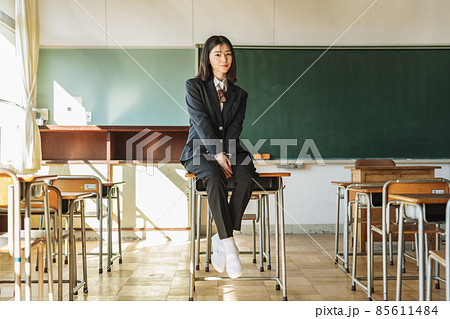スラックスを履く女子高生のポートレート スラックスを履く女子高生のポートレート 85611484