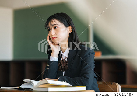 教室で勉強をする女子高生 85611487