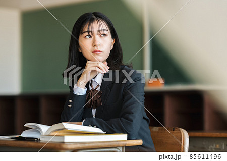 教室で勉強をする女子高生 85611496