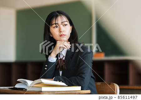 教室で勉強をする女子高生 85611497