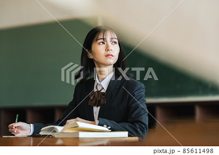 教室で勉強をする女子高生 85611498