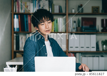 パソコン操作するビジネスマン パソコン操作するビジネスマン 85611827