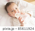 ミルクを飲み干すハーフの赤ちゃん 85611924