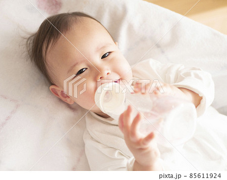 ミルクを飲み干すハーフの赤ちゃん ミルクを飲み干すハーフの赤ちゃん 85611924