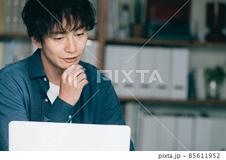 調べ物をする男性 調べ物をする男性 85611952