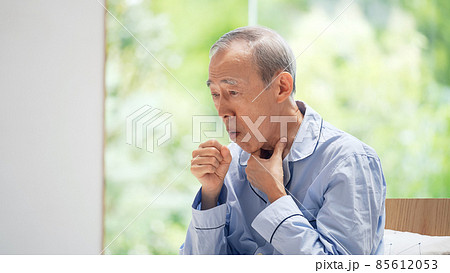 咳をするシニア男性 85612053