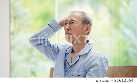 めまいがするシニア男性 85612054
