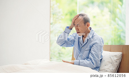 めまいがするシニア男性 85612056