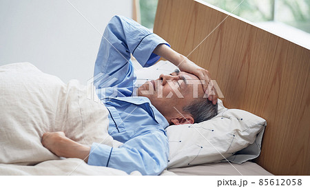 寝返りを打つシニア男性 85612058