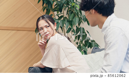 女性に謝る男性 険悪なカップル 女性に謝る男性 険悪なカップル 85612062