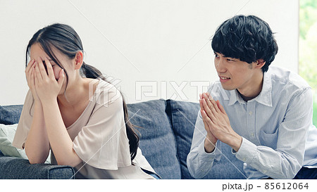 泣く女性に話しかける男性　険悪なカップル 85612064