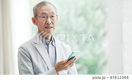 スマホを使うシニア男性 スマホを使うシニア男性 85612068