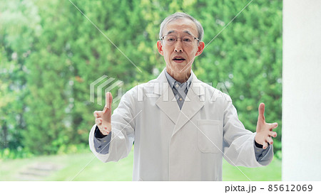 説明する白衣のシニア男性 インタビューVTR 講演会 説明する白衣のシニア男性 インタビューVTR 講演会 85612069