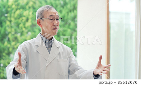 説明する白衣のシニア男性　インタビューVTR　講演会 85612070