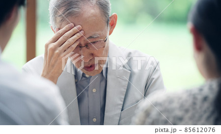 男女二人と話し合うシニア男性 85612076