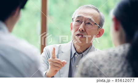 男女二人と話し合うシニア男性 85612077