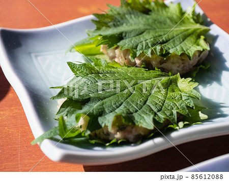 千葉県南房総のさんが焼き。アジのなめろうを大葉で挟んで焼いて食べる料理。 85612088