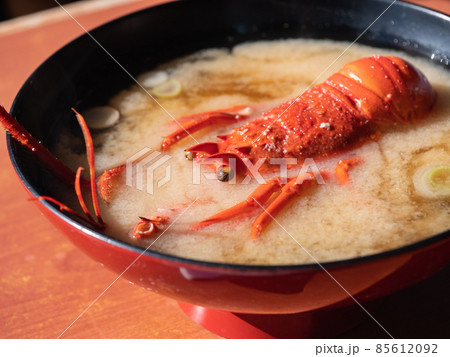 伊勢えびが姿で入った豪華な伊勢海老味噌汁。 85612092