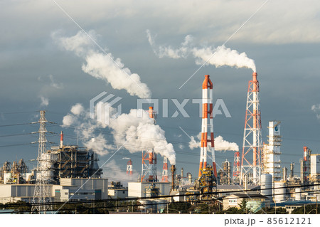 煙を上げるコンビナートの煙突群 85612121