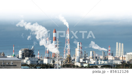 煙を上げるコンビナートの煙突群 煙を上げるコンビナートの煙突群 85612126